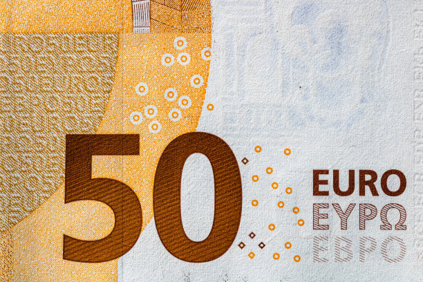 选择性聚焦欧元纸币的细节。近距离观察钞票宏观细节，孤立50欧元。世界货币概念，通货膨胀和经济概念图片下载