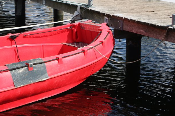 一个小的红色小艇的特写图片下载