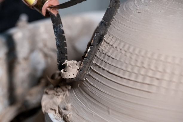 用陶器工具雕刻粘土图片下载