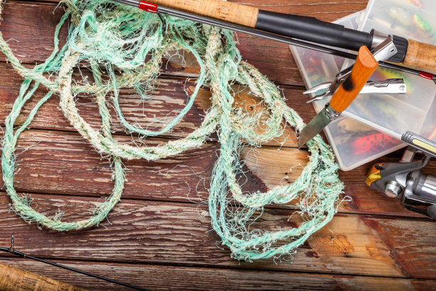 不同的钓具与杆和卷轴在木棕色的背景。广告和出版Mockap。图片下载