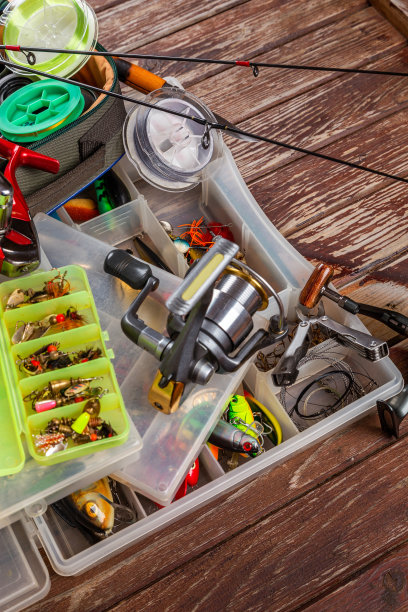 不同的钓具与杆和卷轴上的木制棕色背景。广告和出版的Mockap。图片下载