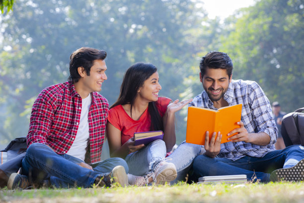 一群在公园里学习的学生图片下载