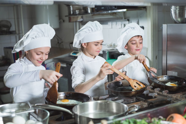 孩子们在餐厅的厨房里煮鸡蛋。图片下载