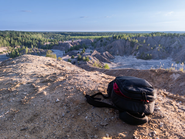 夏天的白天，小的黑色背包在山顶上图片下载