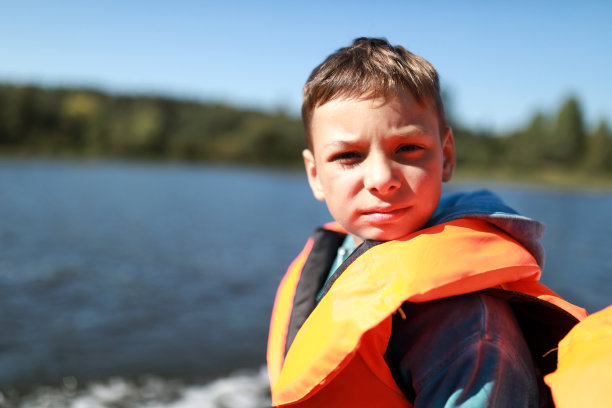 穿着救生衣在船上摆姿势的孩子图片下载