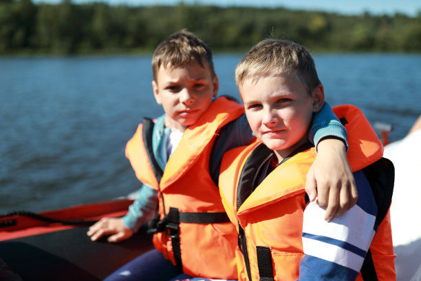 两个穿着救生衣的孩子在船上图片下载