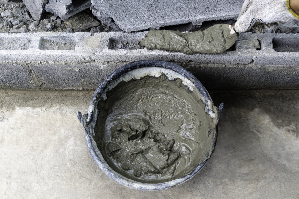 用桶和泥铲上的水泥砌筑。图片下载