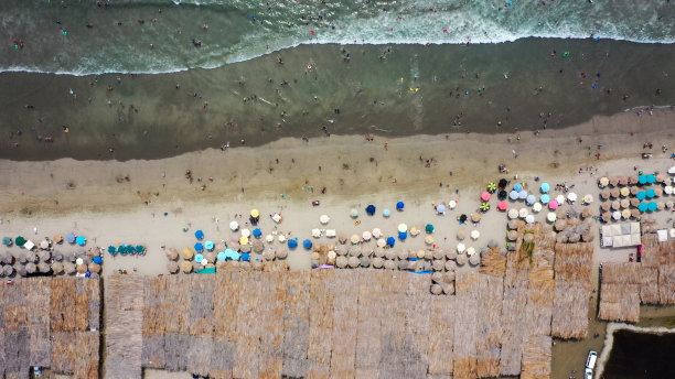 墨西哥阿卡普尔科海滩上的热带景观鸟瞰图图片下载