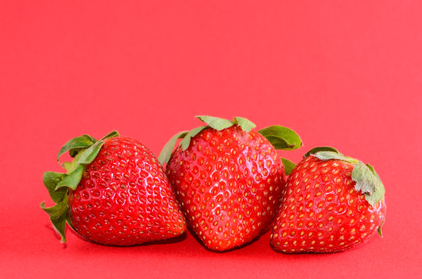 新鲜成熟的草莓图片下载