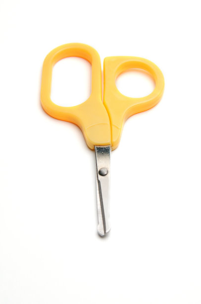 白色背景上的黄色婴儿剪刀图片下载