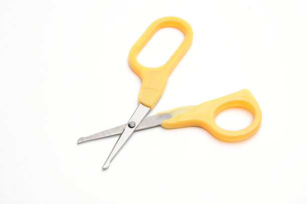 白色背景上的黄色婴儿剪刀图片下载