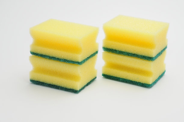 在白色背景上用海绵清洗盘子和管道图片下载
