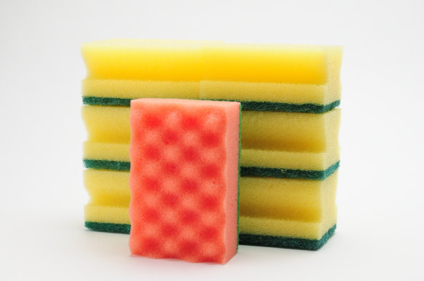 在白色背景上用海绵清洗盘子和管道图片下载