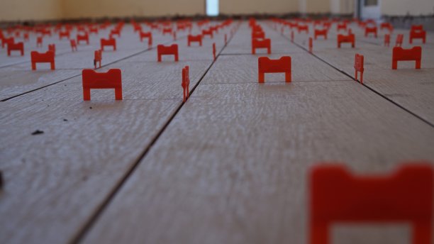 地砖十字架。地板安装图片下载