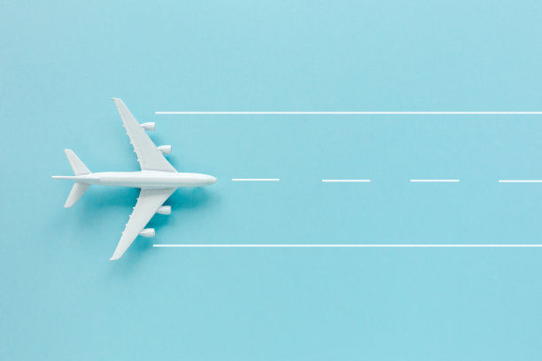 白色模型飞机，蓝色背景的飞机。俯视图，平放图片下载