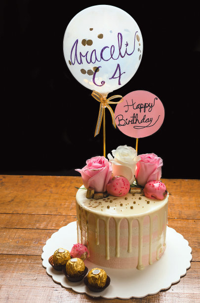 美丽的蛋糕装饰天然玫瑰。图片下载