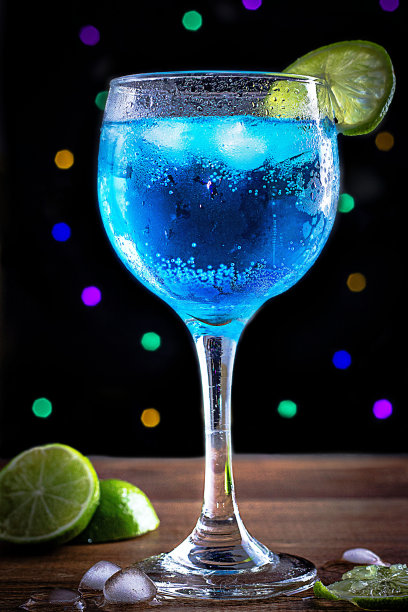 喝蓝色泻湖(Blue Curaçao)黑色背景派对心情图片下载