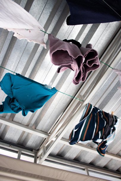 晾衣绳上晾晒的衣服图片下载