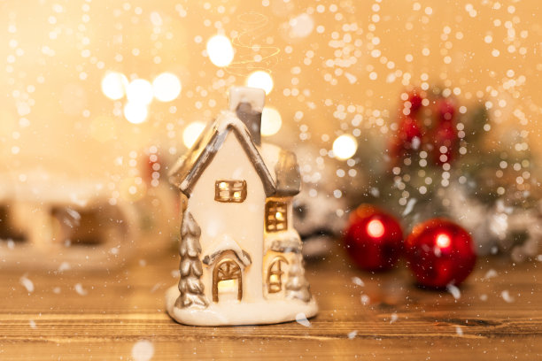 圣诞节闪亮的房子和红色的球上闪烁着雪花的背景。圣诞装饰，卡片与拷贝空间图片下载