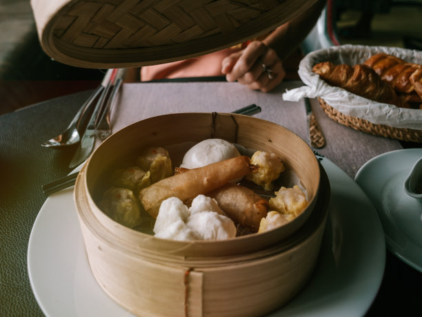 用竹蒸笼蒸饺图片下载