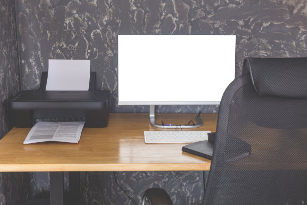 工作空间与电脑显示的模型在桌上图片下载