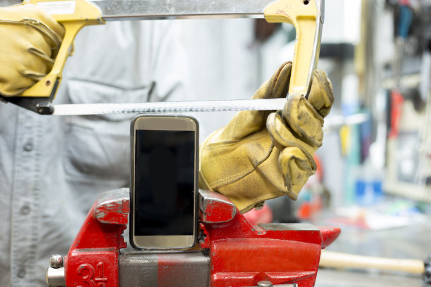 用户因不满服务将手机置于虎钳中图片下载