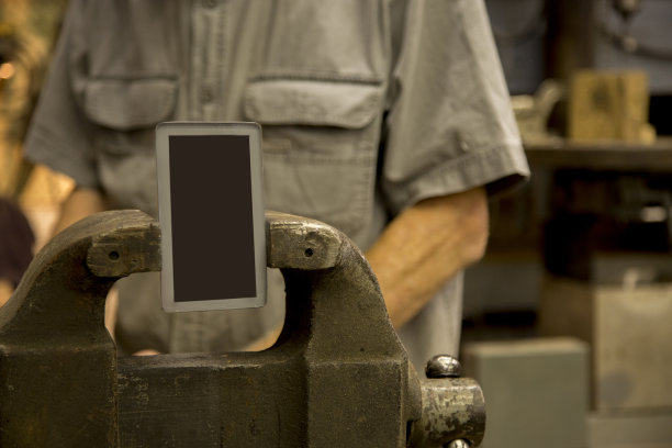 用户因不满服务将手机置于虎钳中图片下载