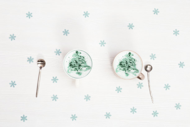 冬季卡布奇诺艺术与新年树的顶视图。假日早晨的热咖啡。社交媒体内容。图片下载