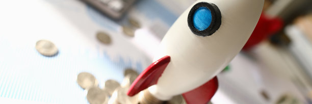 航天火箭模型站在硬币旁边的文件上图片下载