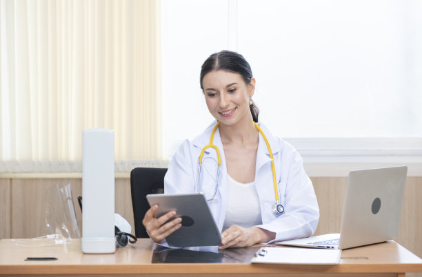 女医生坐在办公室医院的骨科模特台上。图片下载