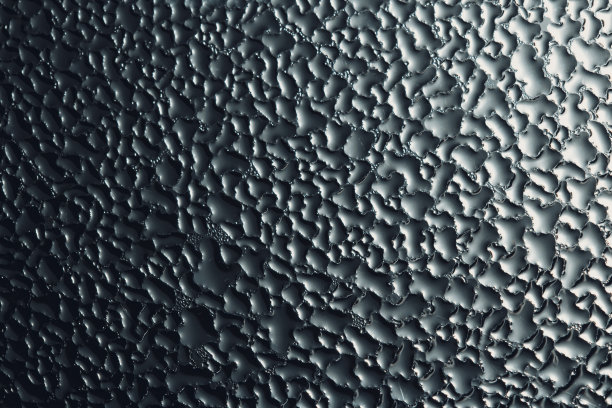 雨滴落在深蓝色玻璃上的照片图片下载