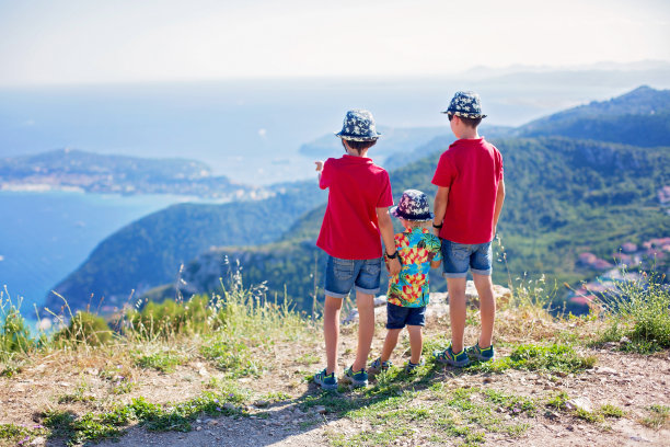 孩子们，男孩兄弟们，从上面俯瞰法国里维埃拉的景色图片下载
