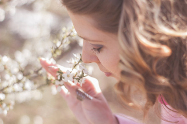 女闻花香，春暖花开图片下载