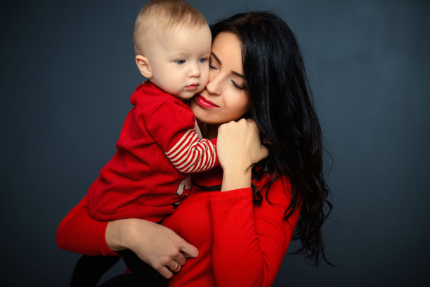 摄影棚里的母亲和孩子图片下载