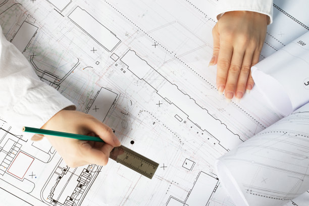 建筑师正在绘制蓝图。建筑师工作图片下载