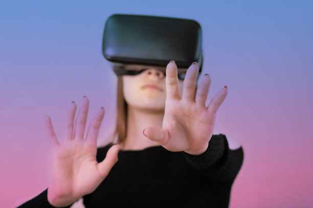 虚拟现实，电子设备和电子游戏的数字世界。戴着VR眼镜的女玩家。未来的概念图片下载