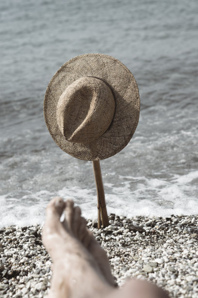 一个孤独的男人躺在法斯耶的海滩上图片下载