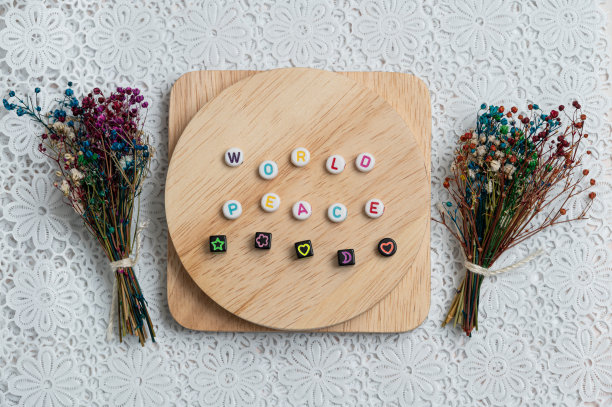 木板材质，印有“世界和平”字样，白花背景上饰以gypsophila。图片下载
