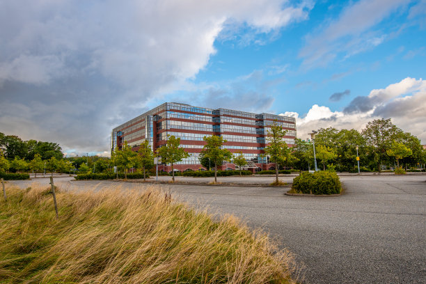 废弃的办公楼和停车场图片下载