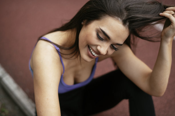 美丽的女人坐在跑道上图片下载