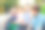 快乐的同学们的肖像。同学们坐在城市公园的木凳上看书，在阳光明媚的日子学习。图片下载
