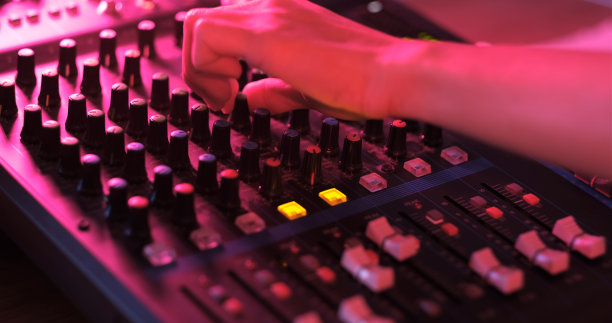 近距离的亚洲手制作人在混音板在精品录音棚工作。现代音乐录音棚控制台数字音频工作站软件。音乐制作的概念。图片下载