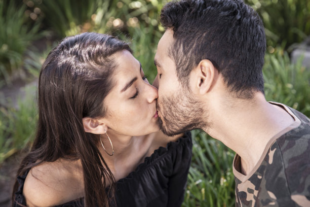 幸福的年轻情侣在户外表达彼此的爱。图片下载