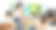 小学生在小学教室里与老师击掌。在小学学习的男生。孩子们在教室里写笔记。教育知识，成功团队理念图片下载
