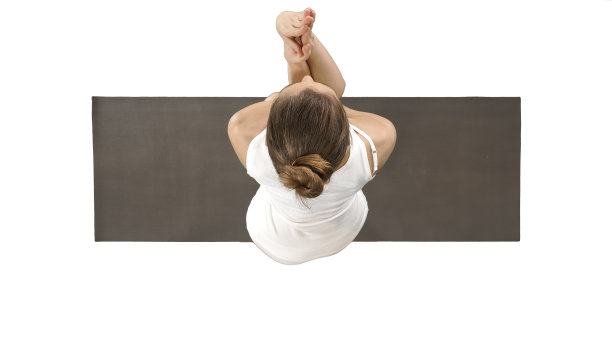 迷人的女孩站在平衡瑜伽姿势鹰式瑜伽年轻女子在白色的背景上图片下载