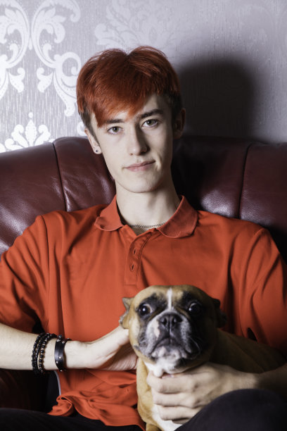 年轻人和他的法国斗牛犬图片下载