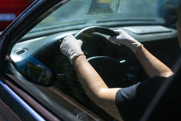 戴着乳胶手套开车图片下载