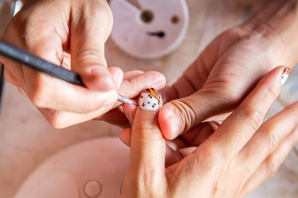 女美甲师给她涂指甲油图片下载