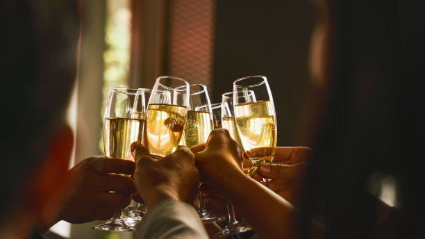 手握葡萄酒或香槟举杯碰杯庆祝友谊图片下载