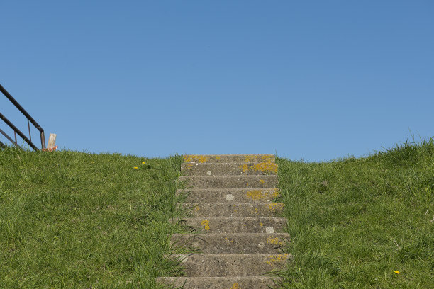 绿草如茵的风景，通向蓝天的阶梯图片下载